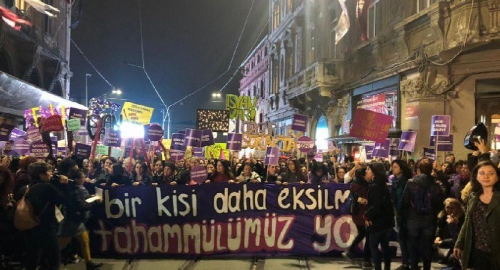 Kadınların 25 Kasım yürüyüşüne polis müdahalesi!